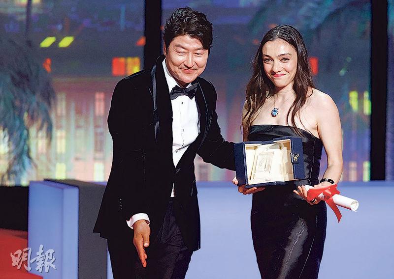 上屆康城影帝宋康昊頒發最佳女主角獎給梅芙迪斯達（右）。（路透社）