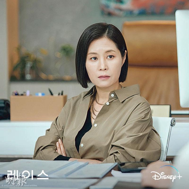文素利扮演公關界女強人，從美國回流韓國工作，角色有待發揮。