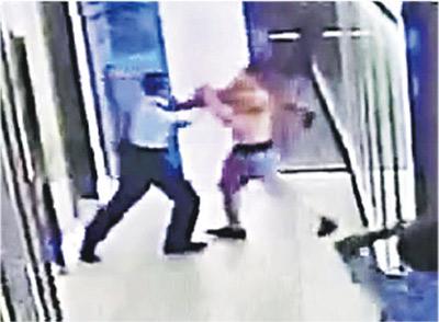 網上流傳閉路電視片段顯示一名赤膊男子突出拳擊中警員面部，警員隨即將他推向牆，並亮出伸縮警棍。（片段截圖）