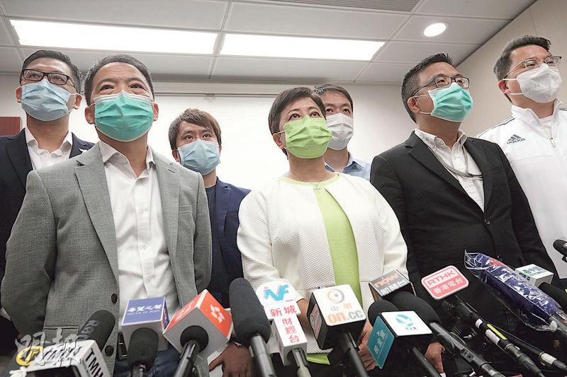 法官昨裁定「共謀者原則」僅適用國安法生效後各被告的言行。另外,黃碧雲(前排左二)、林卓廷(後排左一)及吳政亨擬爭議本案表證不成立,聆訊押後本周四再訊。(資料圖片)