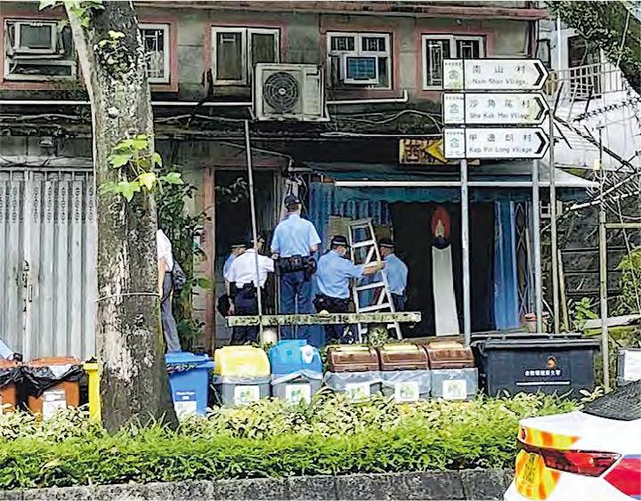 西貢前區議員陳嘉琳表示，昨早約7時許，多名警員到其開設的商店「西多」拆走懸掛在閘上的蠟燭畫，當時沒有交代原因。（西多facebook）