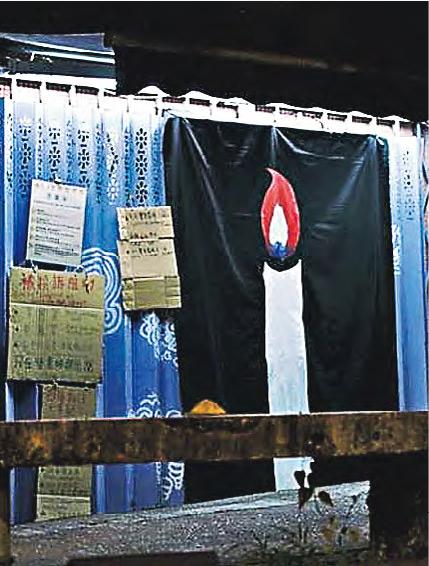 西貢前區議員陳嘉琳於六四當晚，在其商店閘上懸掛一幅蠟燭畫（圖）。（西多facebook）