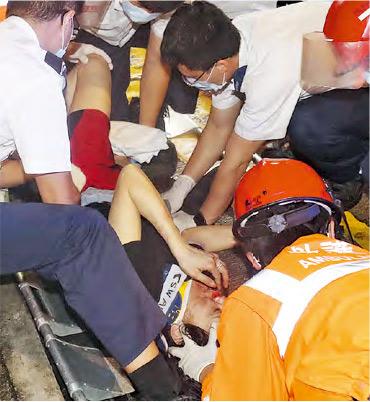 遭失控的士撞傷的女途人多處受傷，救護員即場急救再送院。