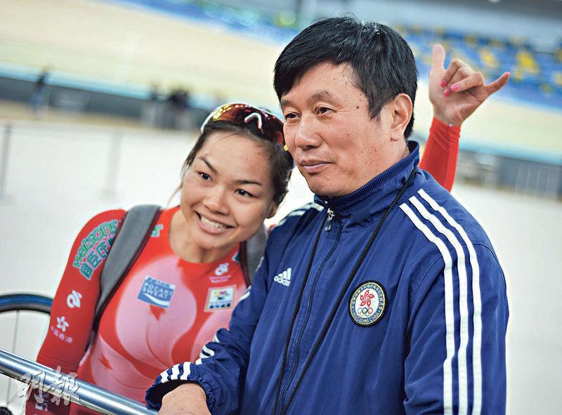 「牛下女車神」李慧詩（左）多年來在香港單車隊總教練沈金康（右）麾下受訓，二人亦師亦友。（資料圖片）