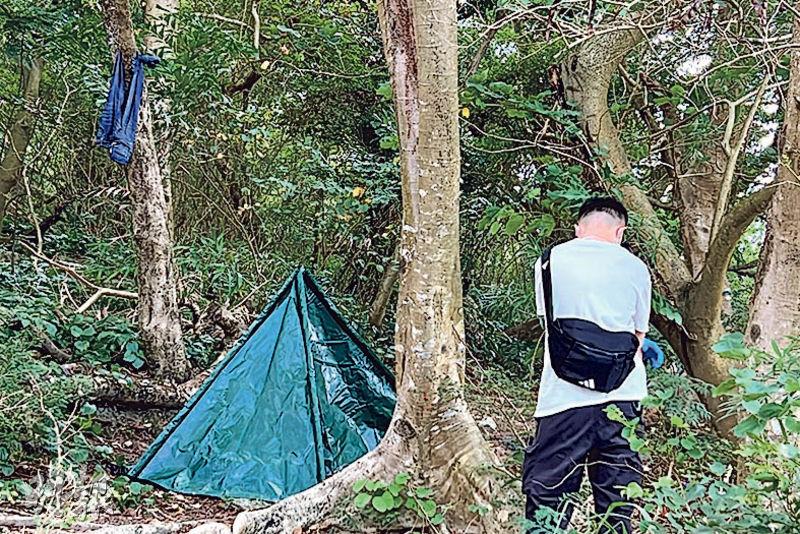 退休警在山坡樹叢吊頸亡，警方以小帳篷將其遺體遮蓋，等候仵工舁走。