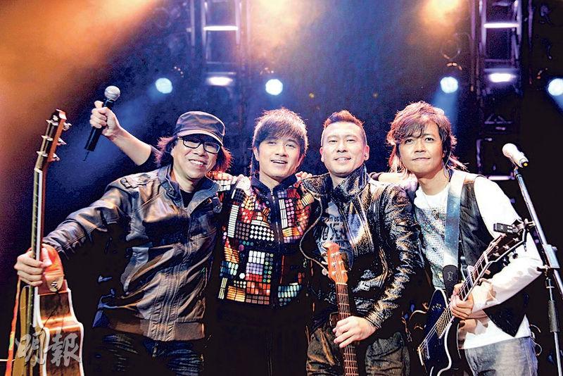 2010年張佳添(右二)的樂隊Black Box在九展舉辦成軍15周年演唱會,古巨基(左二)擔任表演嘉賓。(資料圖片)