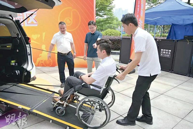 滴滴在廣州推出無障礙專車服務，司機會幫乘客推輪椅上落車，並照顧其需要。（網上圖片）