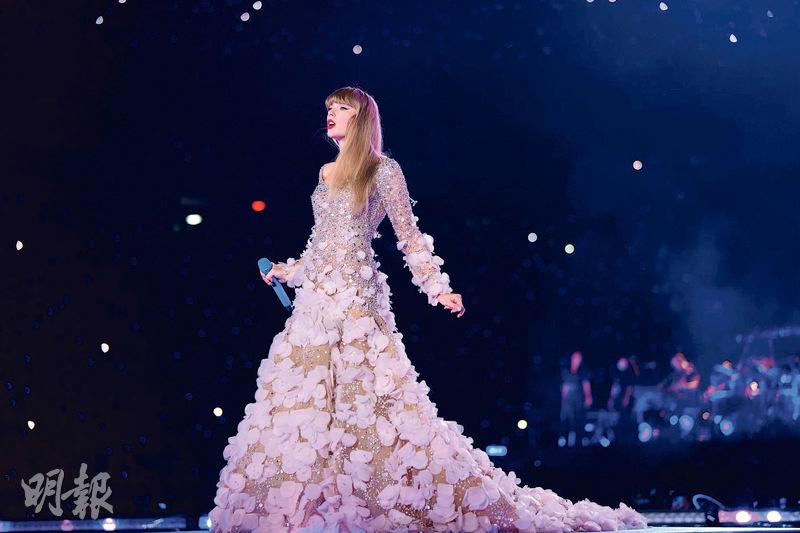 Taylor Swift日前在芝加哥的演唱會獻唱《I Don't Wanna Live Forever》時被指顯得激動及哽咽。