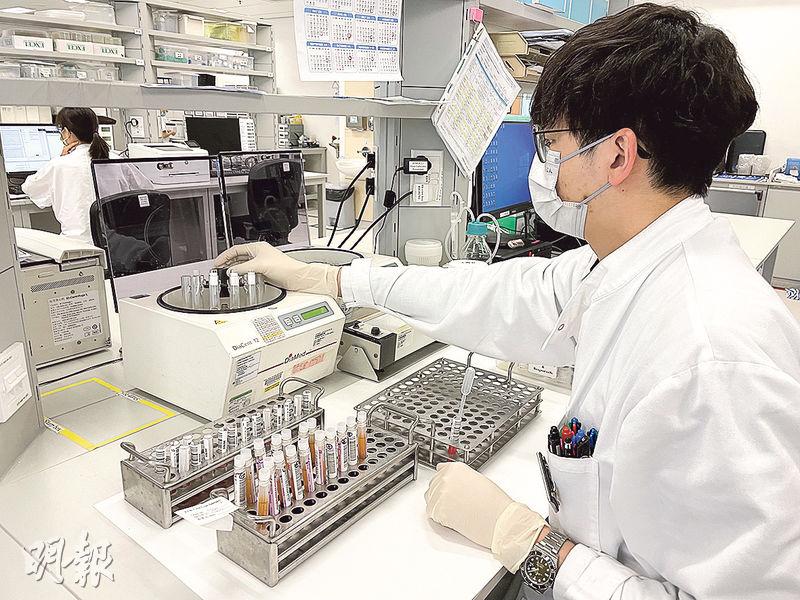 醫務化驗師梁煒枬在香港紅十字會參考研究化驗室工作，負責檢驗亞型血型及不規則抗體。他稱檢測亞型需靠人手在樣本加入試劑，單是這程序已需大半天。（紅十字會提供）