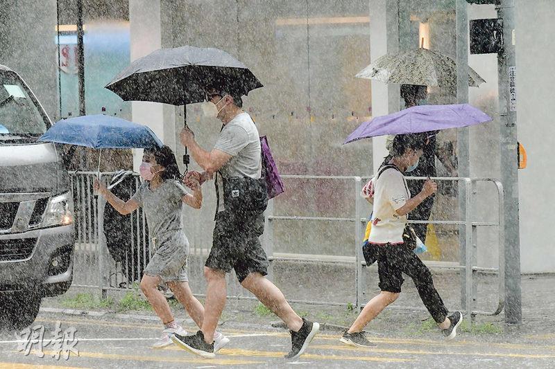 圖為昨午1時許屯門區情况。昨午香港多區錄得超過60毫米雨量，港島東部、九龍及沙田更逾90毫米。（楊柏賢攝）