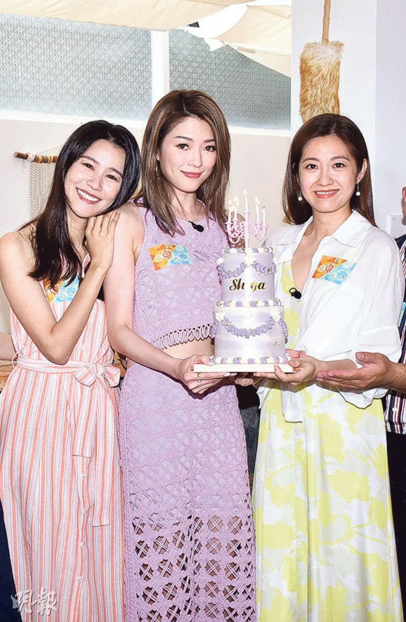 連詩雅（中）伙拍好姊妹黃翠如（左）、陳自瑤（右）主持烹飪節目，前者獲節目組送上蛋糕預祝35歲生日。（攝影：鍾偉茵）