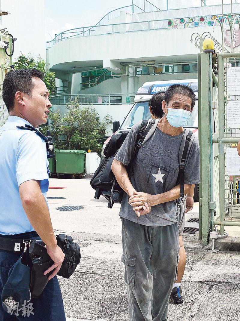 疑爬上荔枝樹導致椏枝折斷的63歲劉姓男子事後接受警方查問。(孫華中攝)