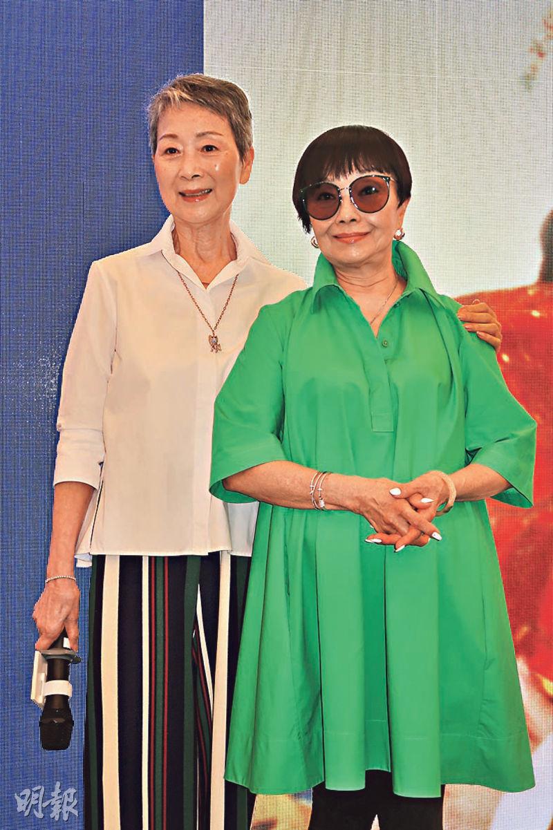 陳寶珠（左）與梅雪詩昨日現身《李後主》4K修復版發布會，獲戲迷送禮物及獻花。（攝影/記者：柯美）