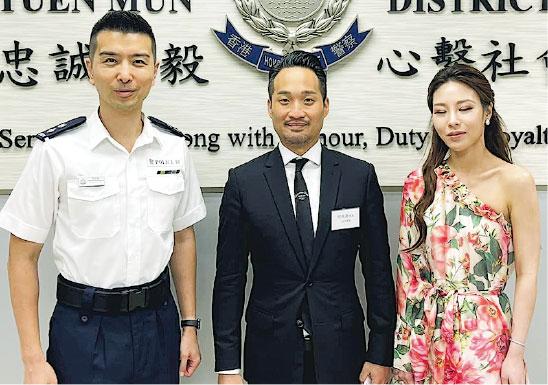 新民黨議員何敬康(中)日前到屯門警署向警方頒贈錦旗,並同太太(右)、屯門警區副指揮官黃浩瀚高級警司(左)合照,何敬康將呢張太太合埋眼嘅相放上網。(何敬康fb圖片)