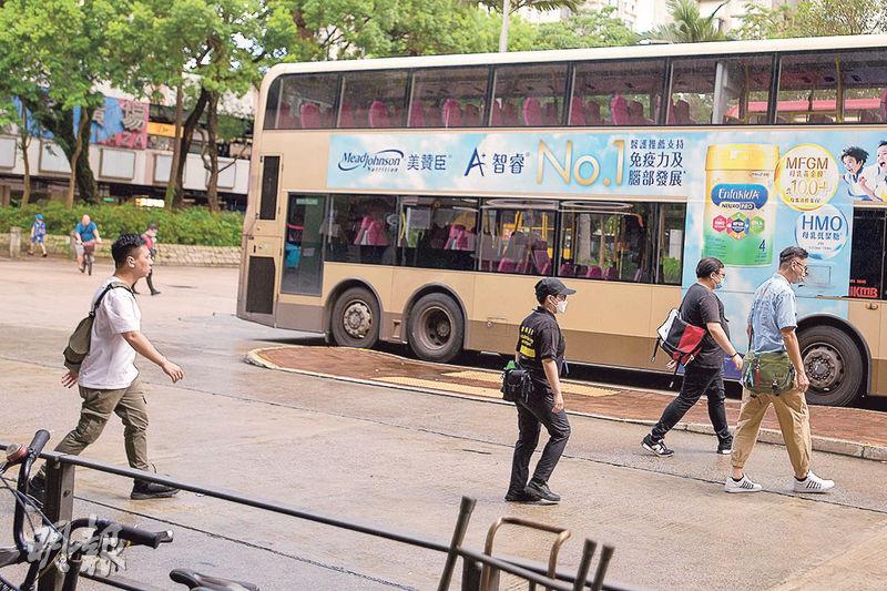 查票3人小隊在大埔巡查小巴站及巴士站期間疑有便衣警（左一）在車外等候，在查票隊完成行動後與隊員交談，記者求證其身分時他稱「不方便答」。（楊柏賢攝）