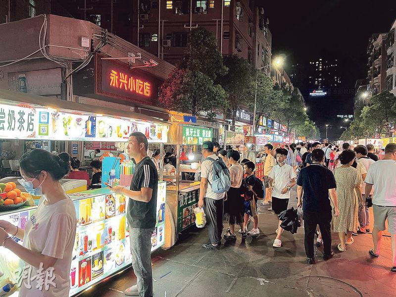 被稱為「深圳煙火氣第一街」的鹽田夜市長約三百米，密佈逾百個攤位，擺滿各地特色小食。