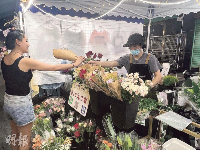 夜市街唯一花店檔主（右）表示，疫情過後生意變好，5月尾起多了很多香港遊客。