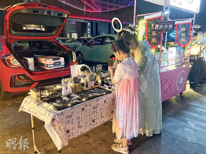 位於深圳龍崗區深圳茶博園的103車尾箱集市,不僅有常見的街頭小食,還有古裝髮飾等文創攤檔。