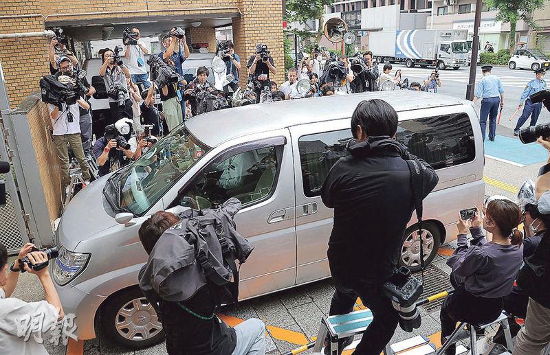 巿川猿之助乘搭車輛，刻意閉上窗簾，避免傳媒拍得他的照片。（法新社）