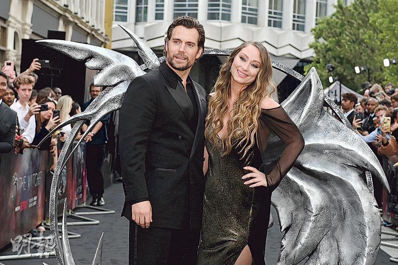 亨利卡維（左）昨偕女友Natalie Viscuso（右）出席《獵魔士3》倫敦首映禮。（Getty Images）