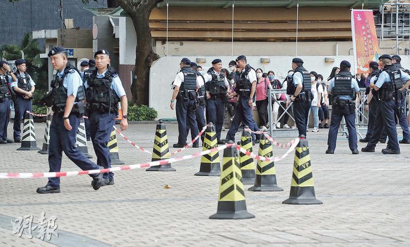 「慶祝香港回歸祖國26周年」活動昨天起一連3日在維園舉行，大批警員在維園範圍視察巡邏。（李紹昌攝）