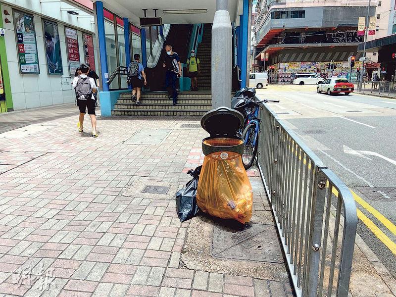 本報記者昨日觀察，銅鑼灣一帶僅餘3個懸掛式垃圾袋，其中一個在波斯富街天橋旁。（賴俊傑攝）