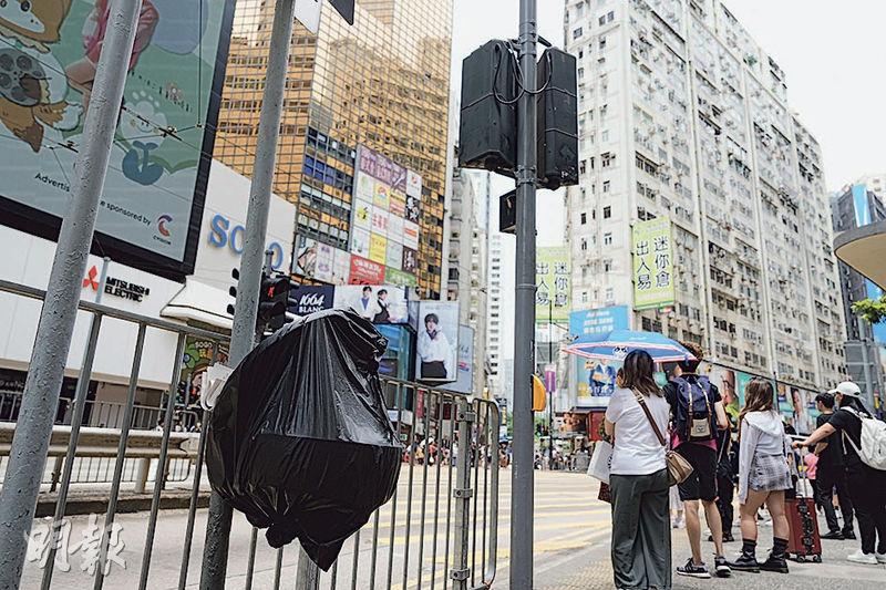 據本報記者觀察,銅鑼灣一帶至少4個懸掛式垃圾袋被圍封,包括崇光百貨對面的一個(圖),垃圾桶亦全數被收走。(賴俊傑攝)
