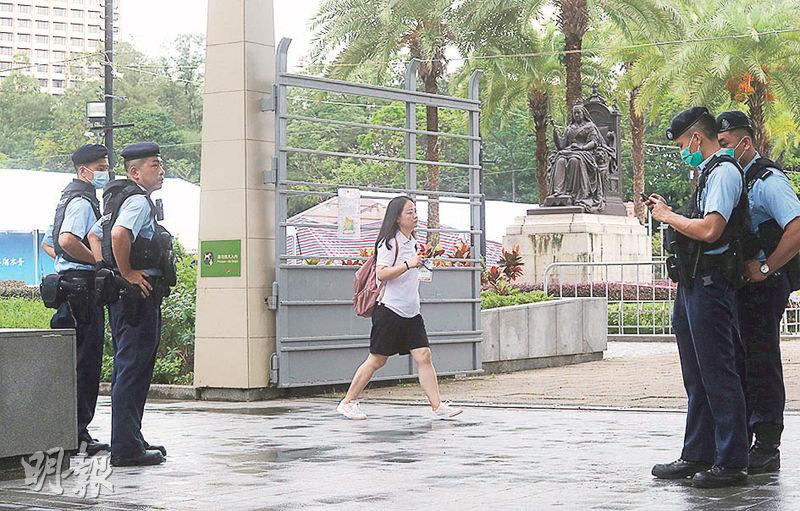 市民昨日進入維園參與「慶祝香港回歸祖國 26 周年」活動,毋須被警察搜查隨身物品,但有工作人員會要求檢查手提包。(李紹昌攝)