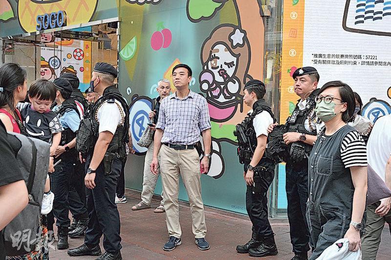 維園、天后及銅鑼灣東角道一帶昨分別有反恐特勤隊、機動部隊、軍裝及便衣警員巡邏，警務處助理處長（行動）呂錦豪（格仔襯衣仔）亦有到場，包括到銅鑼灣崇光百貨外、即2020年發生七一刺警案一帶巡視。另外，港島總區指揮官郭嘉銓亦有到場視察。（曾憲宗攝）