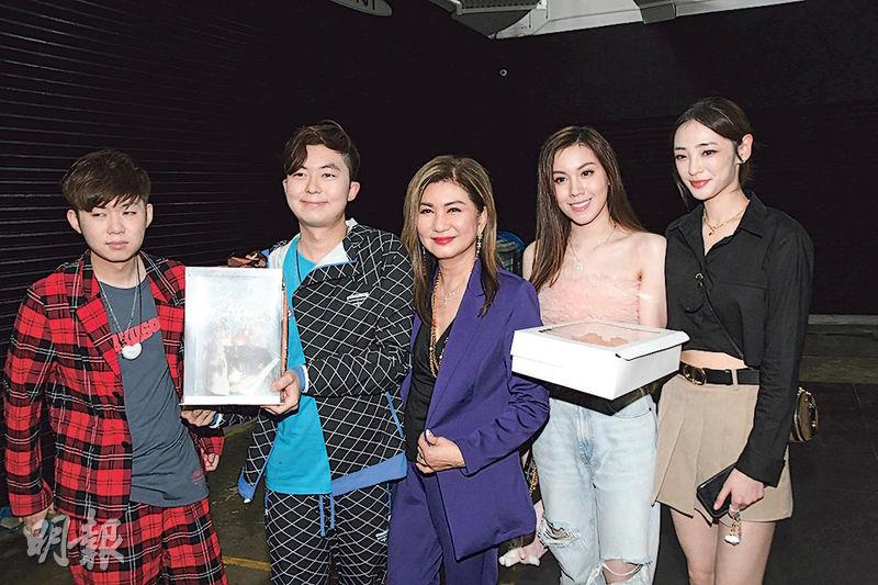 壽星樂易玲(中)由兩子(左一、二)及港姐宋宛穎(右二)、陳楨怡(右一)陪同到場。(攝影:林祖傑)