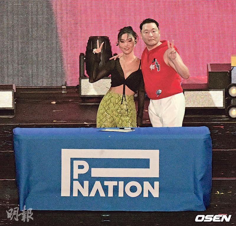華莎(左)在PSY(右)演唱會舉行簡單而隆重的簽約儀式。