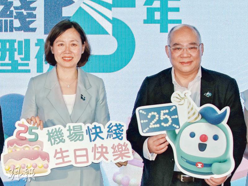 港鐵香港客運服務總監楊美珍(左)表示,機場快線列車服務將由現時10至15分鐘一班恢復至疫前的10分鐘一班,以支持香港旅遊及航空業復蘇。右為港鐵車務總監李家潤。(廖偉鏗攝)