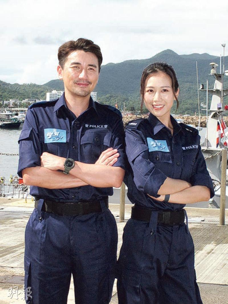 洪永城（左）與何沛珈穿上水警制服拍攝《警聲百二秒》。（攝影/記者：鍾一虹）