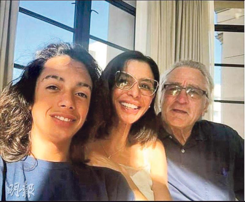 羅拔狄尼路（右起）與女兒芝恩娜及外孫Leandro合照。