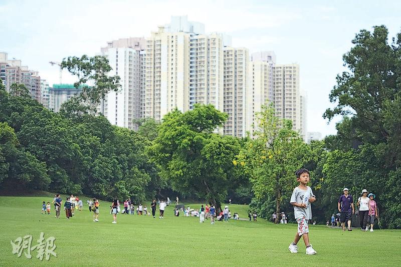 除了在公聽會表態，高球會亦於上周六舉行同樂日（圖），向公眾開放政府打算收回的「舊場」。本報記者當日到訪球會時，現場有大批工作人員及義工服務市民，場內不同景點均放置攝影機記錄市民遊玩的時刻。（賴俊傑攝）