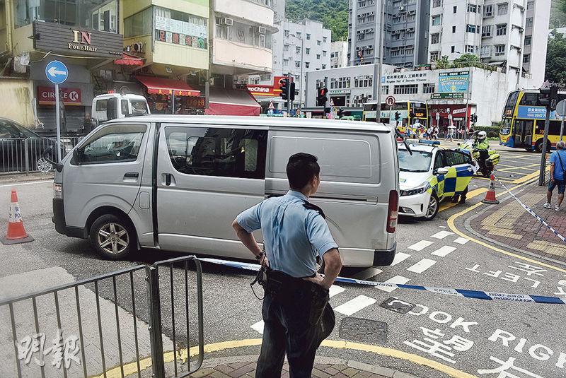 涉及香港仔車禍的客貨車昨被警方圍封調查。（孫華中攝）