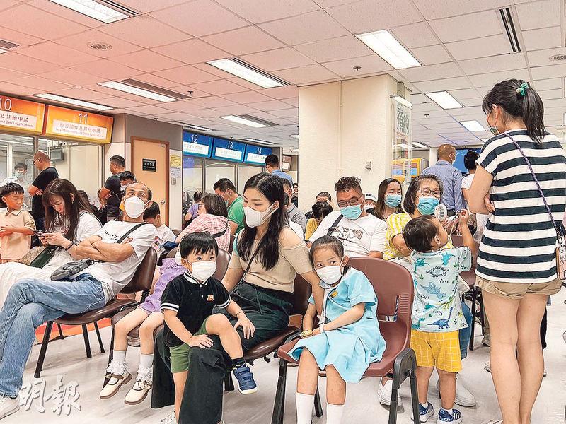 臨近暑假，不少家長為年幼子女辦理回港證，有人昨凌晨到上環港島區簽發旅行證件辦事處排隊取籌。昨午上環辦事處仍有許多家長等待為子女辦理回港證等旅行證件，有人稱是提前一個月網上預約。（楊柏賢攝）