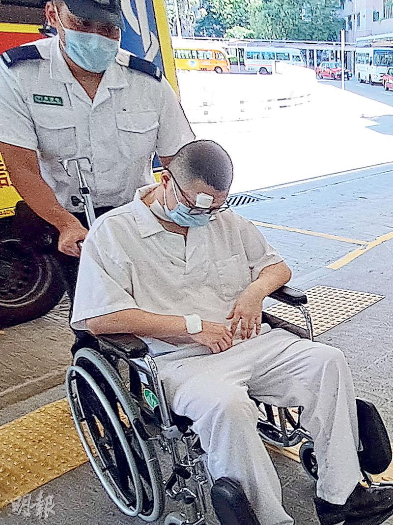 36歲姓楊男廚師坐輪椅清醒送院，他其後涉普通襲擊被捕。（李雯懿攝）