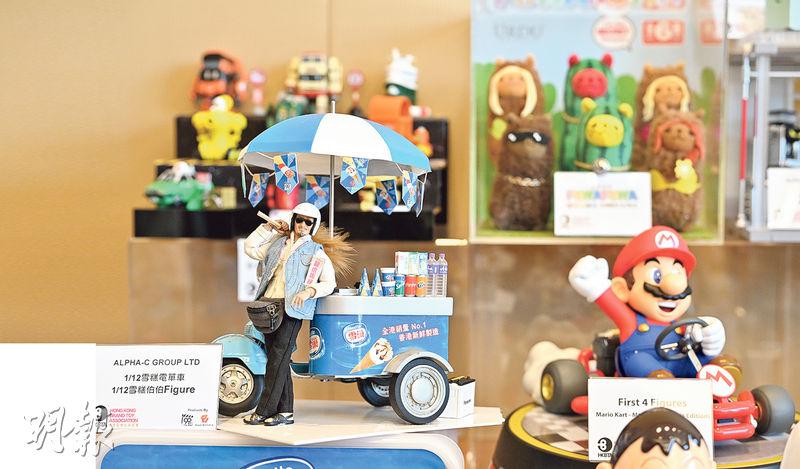 香港品牌玩具協會集結19個品牌玩具公司參與動漫節，參展攤位有81個，除咗經典卡通人物，亦有充滿香港特色嘅Figure。（鄧宗弘攝）