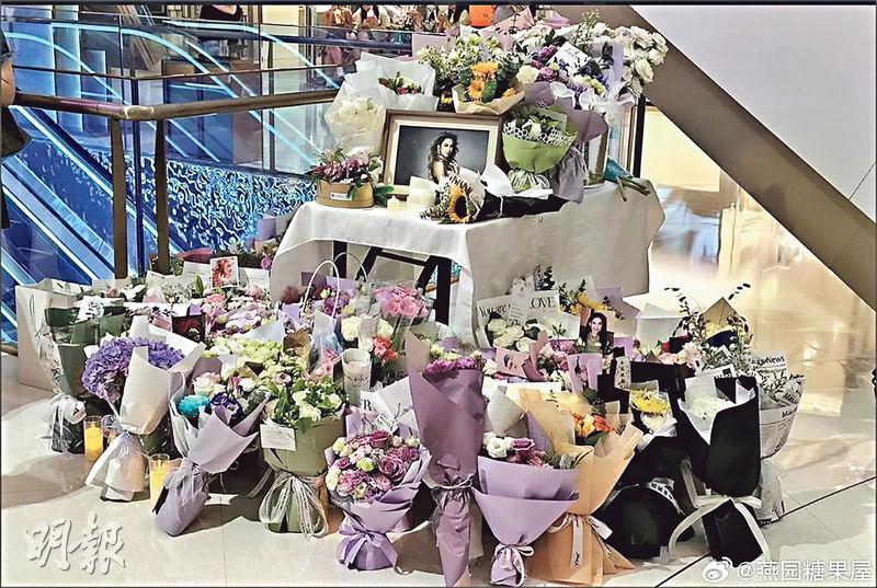 內地歌迷在商場放置李玟的靚相、花束和蠟燭追悼。（網上圖片）