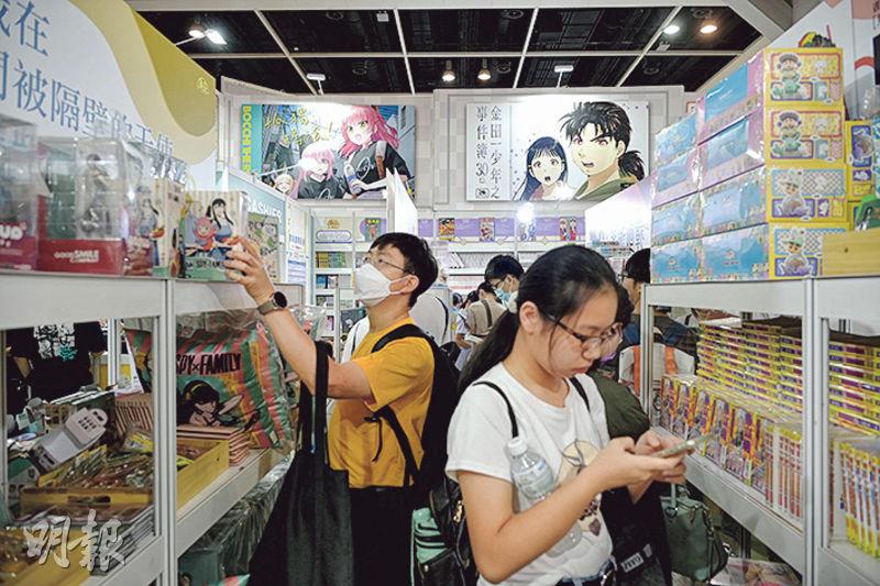 書展一間專售日本動漫產品的參展商，參觀者主要為年輕人，大部分都購買《SPY×FAMILY間諜家家酒》產品（左方貨架）。（蘇智鑫攝）