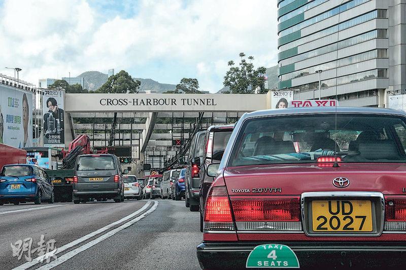 現時紅隧收費廣場有8條行車線，各線車輛駛過收費亭後，需逐漸切線（圖），收窄至雙線行車進入隧道。「易通行」實施後，收費廣場來回行車線會由8條減至4條。（廖偉鏗攝）