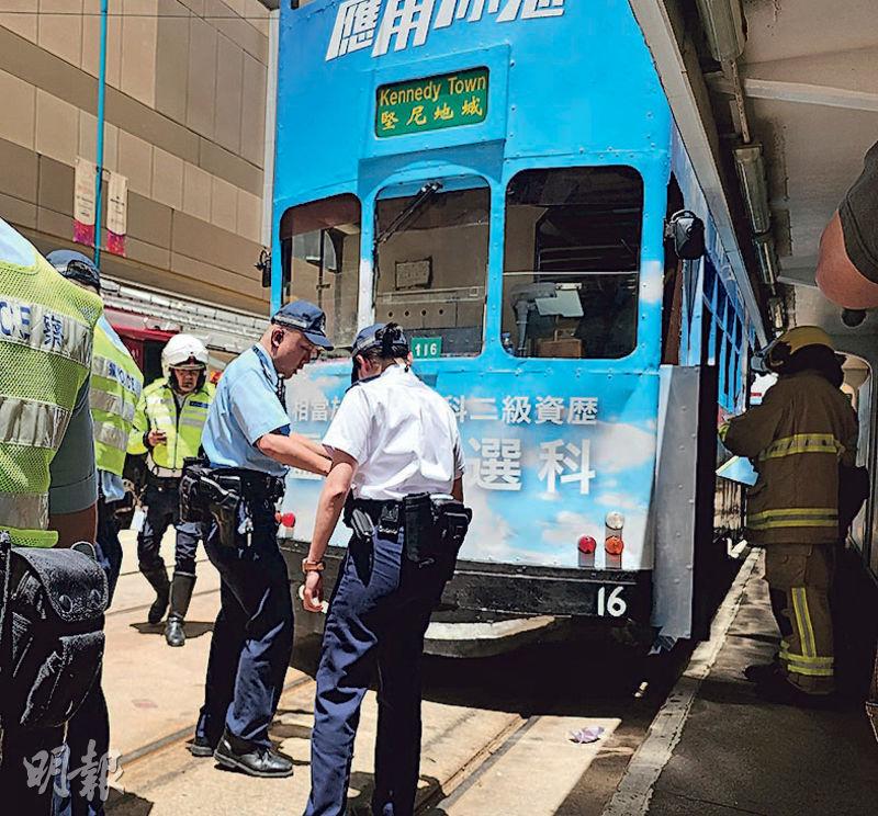 警方到場調查涉事電車。（孫華中攝）