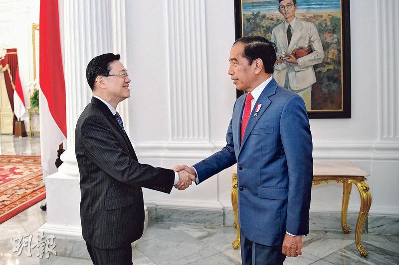 特首李家超（左）出訪印尼，昨日與總統佐科維多多（右）見面。李感謝印尼支持香港申請加入《區域全面經濟伙伴關係協定》（RCEP）。（政府新聞處）