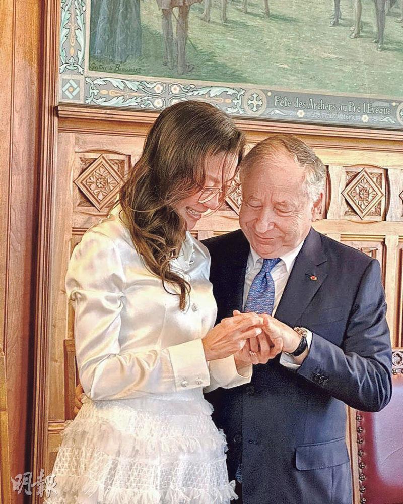 楊紫瓊（左）與Jean Todt（右）交換婚戒，正式成為夫妻。