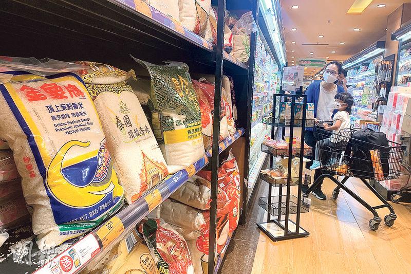 昨日一間超市架上放滿包裝食米，當中大多是「頂上茉莉香米」、「泰國頂級香米」。有報道指泰國及越南有出口商重新談判大米銷售合約。香港米行商會指受影響的是大米，非港人常吃的香米。（黃志東攝）
