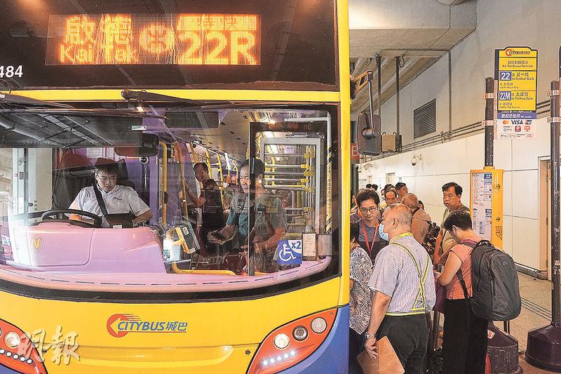 昨日增設特別巴士線22R免費接載乘客由啟德郵輪碼頭往來港鐵啟德站。22R早上9時15分至11時45分由碼頭開出；截至昨早10時半，22R線共開出10班次，接載290人。（賴俊傑攝）