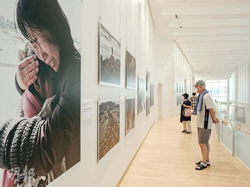 日本政府於災後在福島縣先後興建36個紀念館，位於雙葉町的「東日本大地震與核能災害傳承館」收藏約28萬件資料，其中約200件展示於常設展示室，其中一個展區展出不同攝影師用鏡頭記錄當年災情的照片（圖）。（賴俊傑攝）