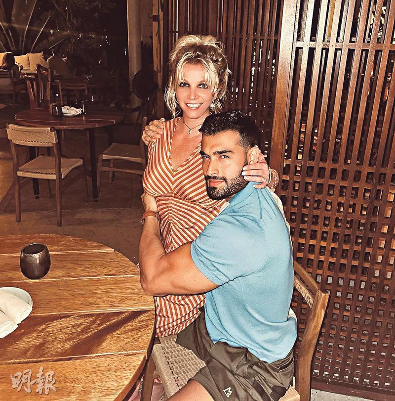 Britney Spears（左）與Sam Asghari（右）離婚後，男方否認推翻婚前協議，卻入稟要求妻子支付贍養費和律師費。