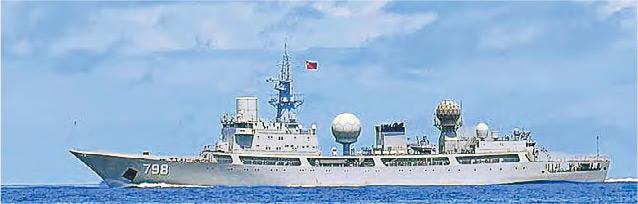 在東部戰區演習當天，台灣軍事迷周日在宜蘭烏石鼻東南偏東的海域發現一艘解放軍軍艦，目擊明顯可見桅杆上的五星旗及艦身舷號。該艦艇為解放軍815A型電子偵察艦玉衡星號。（網上圖片）